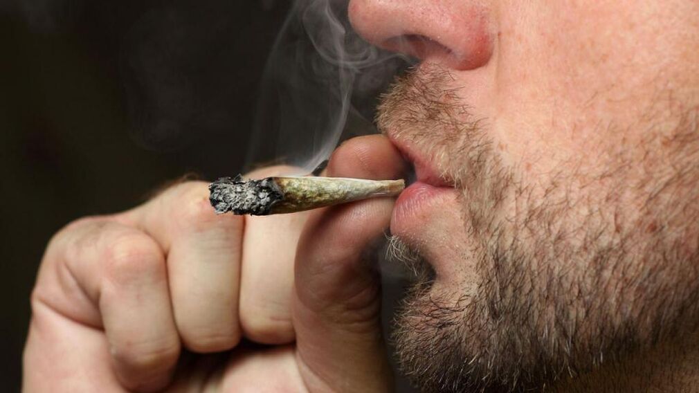Fumer des substances illégales et de la puissance